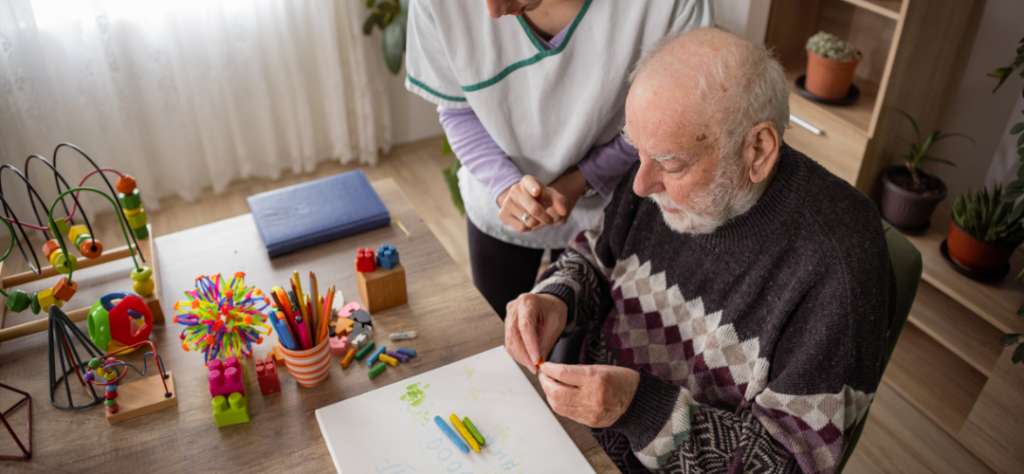 Idoso realizando exercícios de coordenação motora e memória como parte do tratamento de Alzheimer.