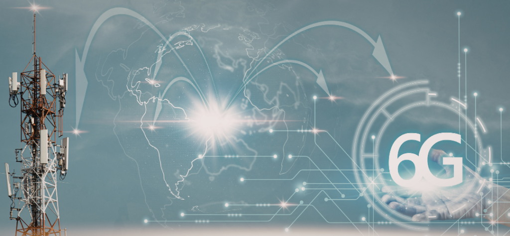 Torre de telecomunicações e mapa global representando o avanço da Conectividade 5G e 6G no mundo.