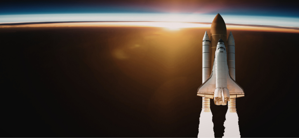 Ônibus espacial subindo em direção à órbita terrestre com o pôr do sol ao fundo, ilustrando os avanços da Corrida espacial.