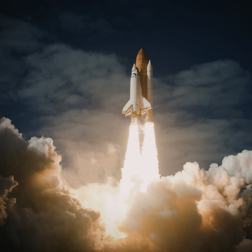 Blog de Tecnologia 31 Fotografia de um ônibus espacial decolando entre nuvens de fumaça e fogo, representando um marco na Corrida espacial moderna.