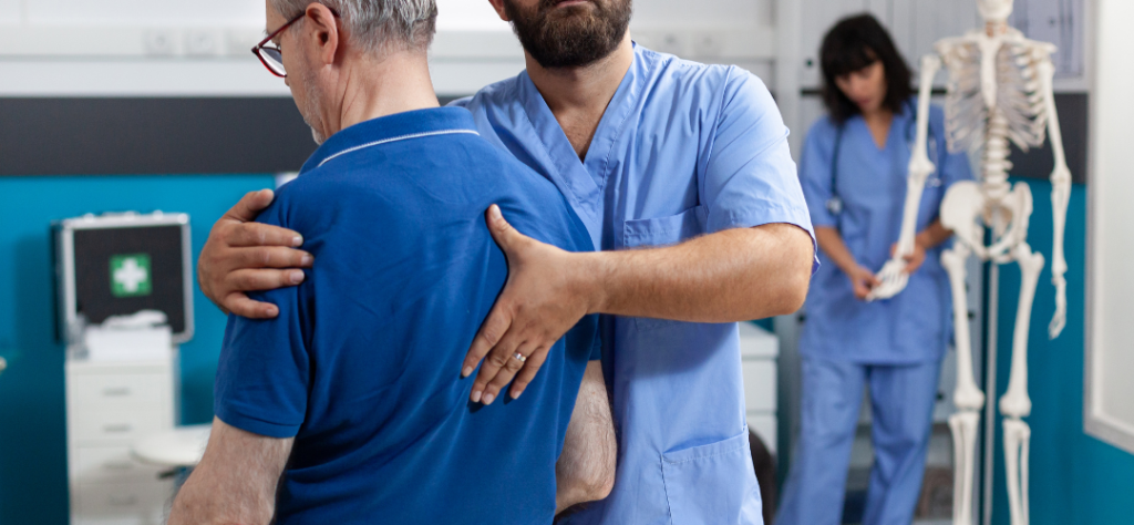 Polilaminina: a descoberta brasileira que pode mudar para sempre o futuro das lesões na medula 4 Especialista realiza exame físico em paciente que faz uso de Polilaminina para tratamento de lesões.