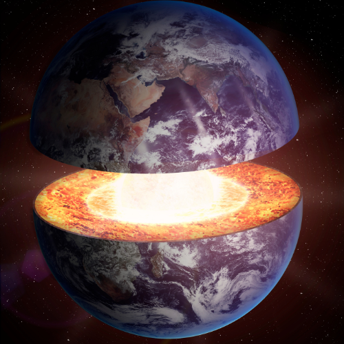 Ilustração 3D da Terra aberta revelando o brilho intenso do núcleo da terra com a Lua ao fundo no espaço.