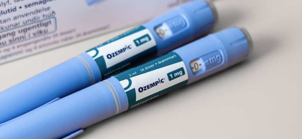 Duas canetas aplicadoras de Ozempic de 1 mg posicionadas lado a lado em fundo neutro.