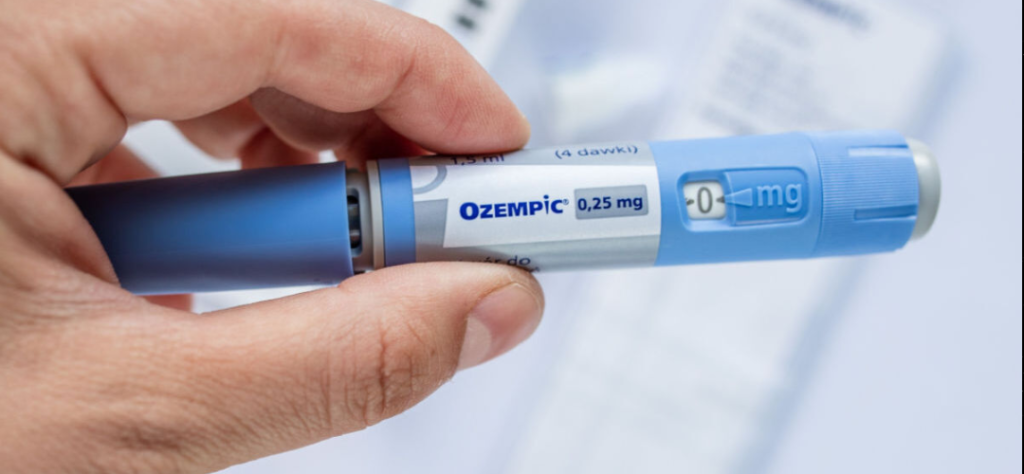 close-up de mão ajustando a dose em uma caneta de Ozempic de 0,25 mg.
