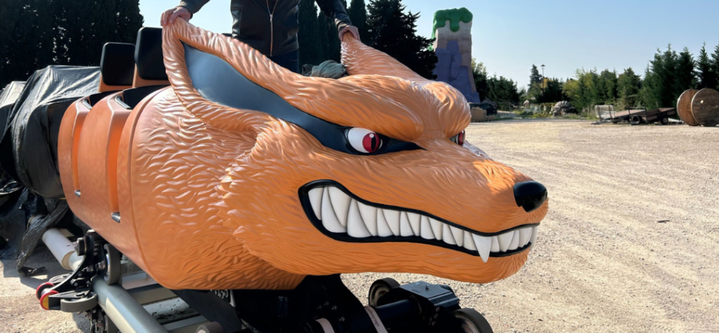 Detalhe frontal da escultura da Raposa de Nove Caudas em um carrinho de montanha-russa no parque temático Naruto.