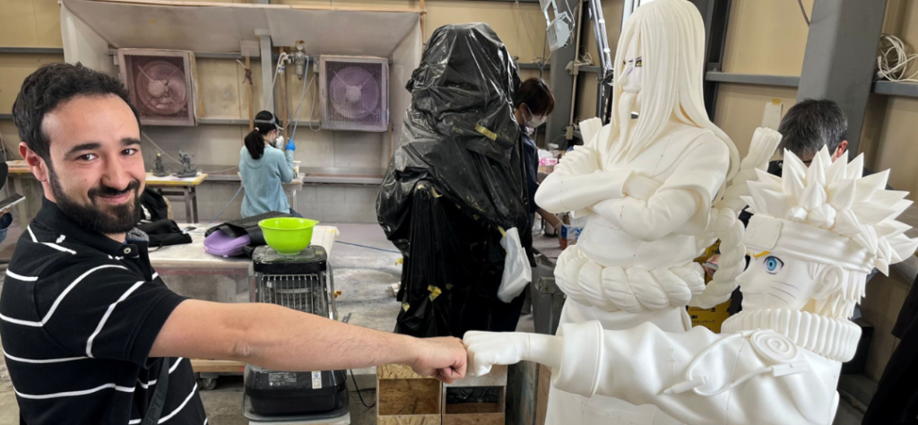 Fabricação de estátuas de personagens em tamanho real para a decoração do parque temático Naruto.