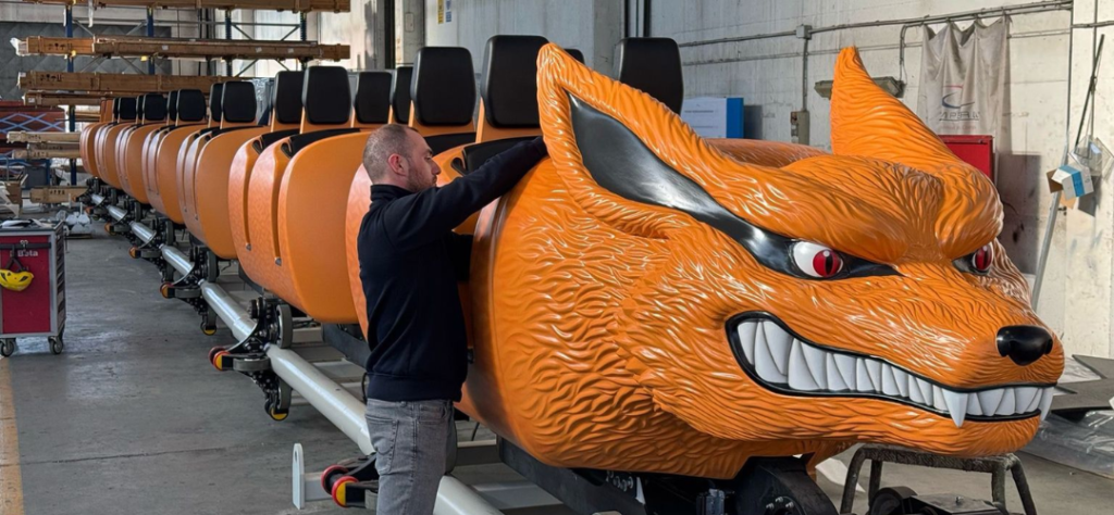 Técnico trabalhando na montagem dos carrinhos da montanha-russa Kurama para o parque temático Naruto.