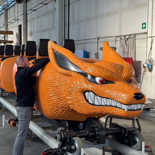 Técnico trabalhando na montagem dos carrinhos da montanha-russa Kurama para o parque temático Naruto.