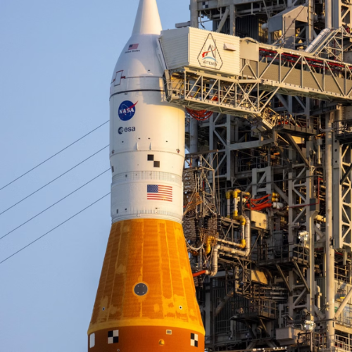 Blog de Tecnologia 35 Close-up vertical do topo do foguete SLS da missão Artemis II exibindo logotipos da NASA e ESA.