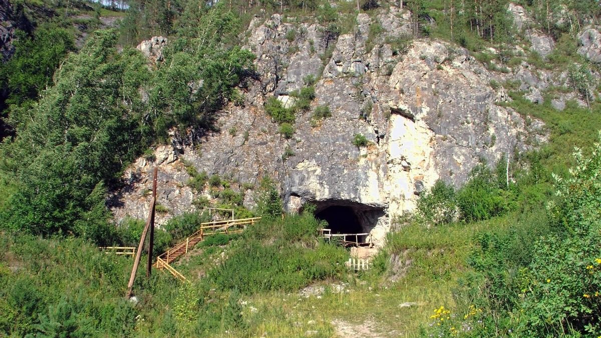 DNA revela mamífero desconhecido da Era Glacial em caverna na Sibéria 1 Entrada da Caverna de Denisova nas Montanhas Altai, Sibéria